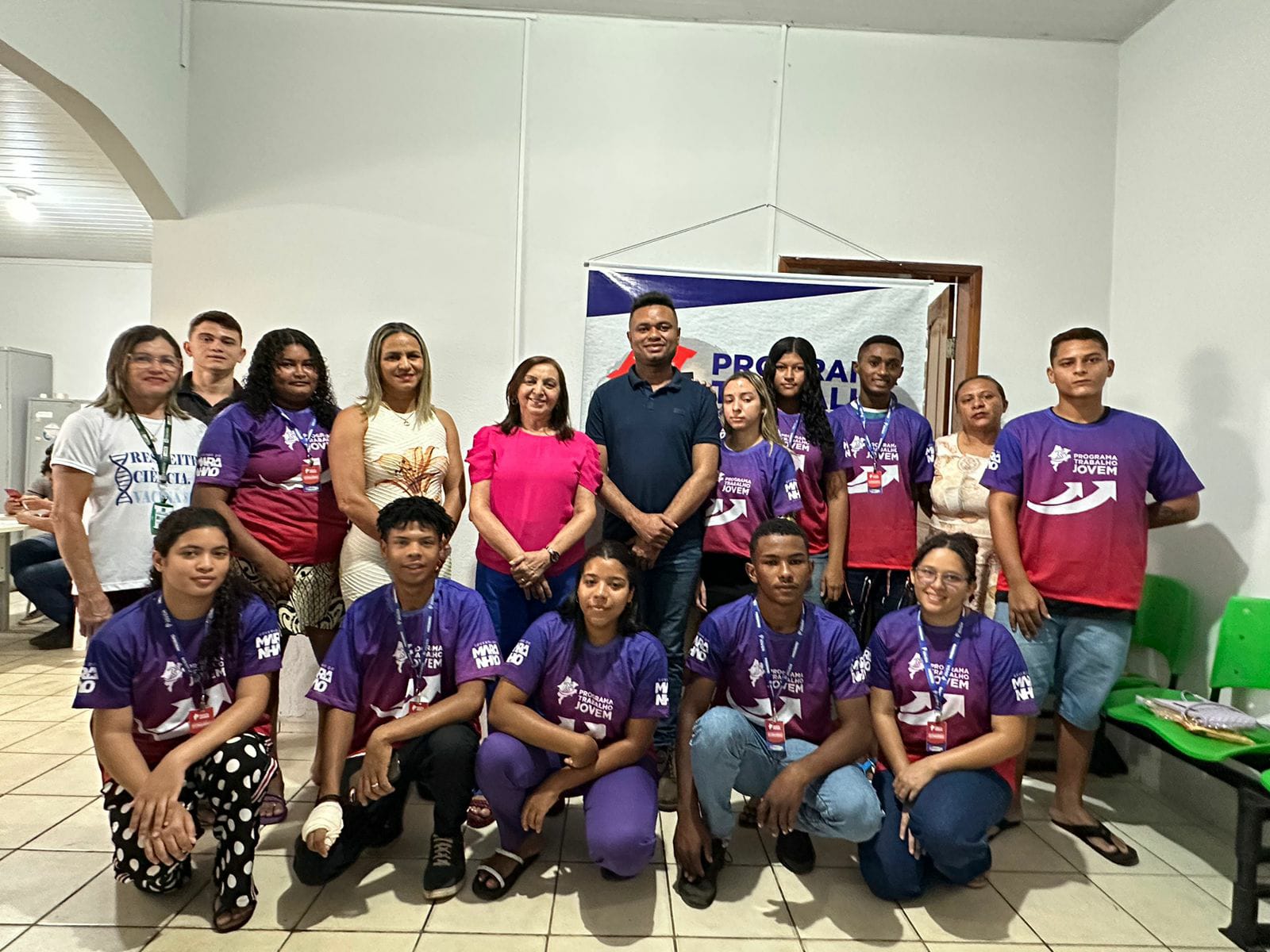 Prefeitura entrega uniformes aos estagiários do Programa Trabalho Jovem